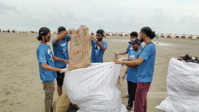 কক্সবাজার সমুদ্র সৈকত থেকে ৭ টন বর্জ্য সরালেন স্বেচ্ছাসেবীরা