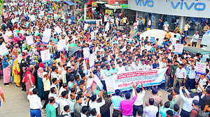 চাকরি ফিরে পাওয়াসহ ১০ দাবিতে ছয় ব্যাংকের চাকুরিচ্যুতদের বিক্ষোভ