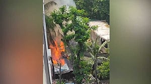 হালিশহরে আগুনে পুড়েছে বসতঘর