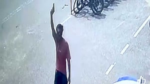 কালুরঘাট বিসিক এলাকায় প্রকাশ্যে অস্ত্র উঁচিয়ে গুলি