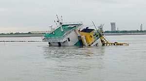 কর্ণফুলীতে লাইটার জাহাজ ডুবি, ১২ জন উদ্ধার