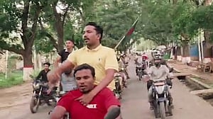 চট্টগ্রাম বিশ্ববিদ্যালয়ে বাইক নিয়ে ছাত্রলীগের মিছিল