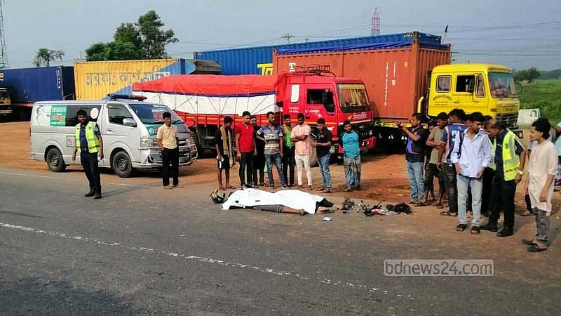 কুমিল্লায় দাঁড়িয়ে থাকা বাসে মোটরসাইকেলের ধাক্কা, নিহত ২
