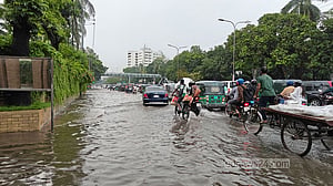 রাজধানীতে ঝুম বৃষ্টি, সড়কে জলজট