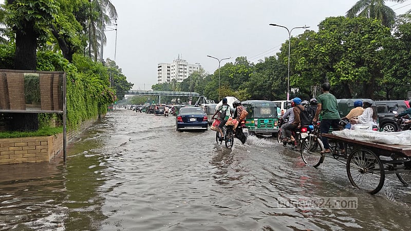 রাজধানীতে ঝুম বৃষ্টি, সড়কে জলজট