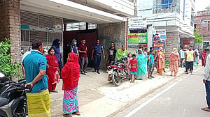 দিনাজপুরে বেসরকারি সংস্থার আবাসনে কিশোরীর ঝুলন্ত লাশ, পাশে ‘চিরকুট’