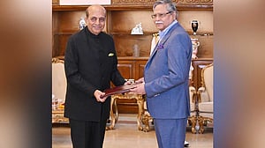 রাষ্ট্রপতির হাতে পরিচয়পত্র তুলে দিয়ে দীনেশ ত্রিবেদীর ‘মিশন’ শুরু