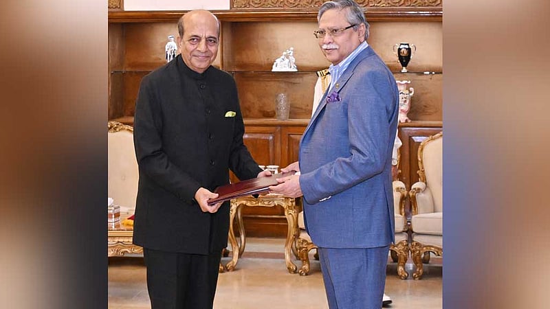 রাষ্ট্রপতির হাতে পরিচয়পত্র তুলে দিয়ে দীনেশ ত্রিবেদীর ‘মিশন’ শুরু