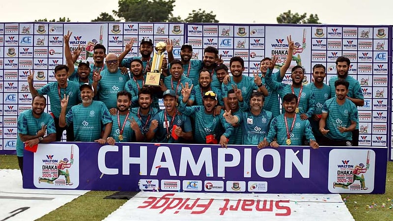 শেষ দিনের চরম নাটকীয়তায় ১৬ বছর পর শিরোপার হাসি মোহামেডানের