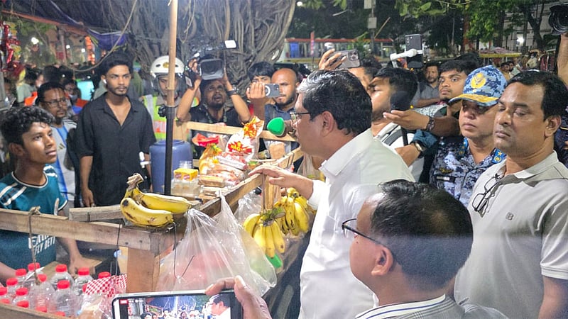 রাতে শাহবাগে প্রতিমন্ত্রীর ‘ঝটিকা অভিযান’