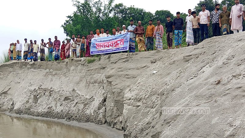 অবৈধ বালু উত্তোলনে আড়িয়াল খাঁয় ভাঙন, নদীতীরে দাঁড়িয়ে ঠেকানোর দাবি
