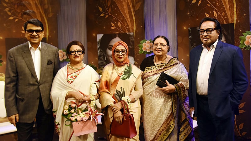 এক ছাদের নিচে শবনম, সুচন্দা, ববিতা, আলমগীর, ঘটনা কী