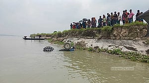 ফরিদপুরে ট্রাক্টর উল্টে পদ্মায় পড়ে চালকের মৃত্যু