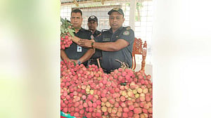ফরিদপুরে কারাগারে বন্দিদের দেওয়া হল মৌসুমী ফল আম-লিচু