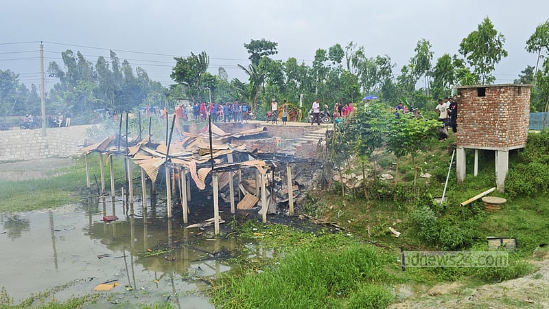 গাইবান্ধায় রেস্তোরাঁয় শিশু ‘ধর্ষণ’: ভাঙচুর-আগুন, কর্মচারী আটক