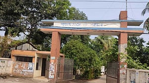 গাজীপুরে সড়কে অজ্ঞাত ব্যক্তির লাশ, মুখে-গলায় আঘাতের চিহ্ন