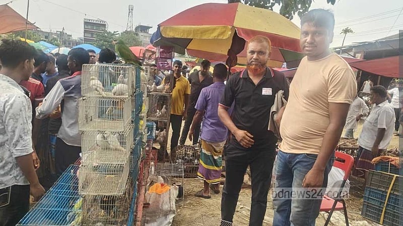 নারায়ণগঞ্জের হাটে বনবিভাগের অভিযানে ১৭টি পাখি উদ্ধার