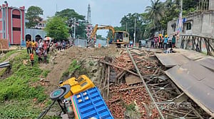 গোপালগঞ্জে বেইলি ব্রিজ ভেঙে ট্রাক খালে: উদ্ধারে ধীরগতি, চলাচলে ভোগান্তি