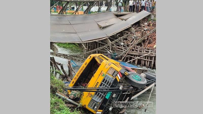 গোপালগঞ্জে সেতু ভেঙে ট্রাকসহ যানবাহন খালে, আহত ৫