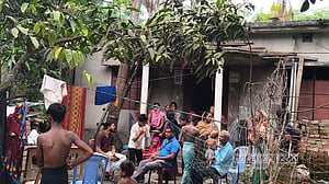 টুঙ্গিপাড়ায় জমি নিয়ে বিরোধে দুপক্ষের সংঘর্ষ, নারীসহ আহত ১০