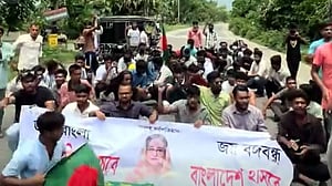 গোপালগঞ্জে মহাসড়ক অবরোধ করে ছাত্রলীগের বিক্ষোভ মিছিল