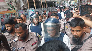 বিচার-প্রশাসন কে কী করছে লাল ও সবুজ খাতায় লিখে রাখছি: আদালতকে ইনু