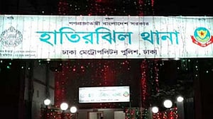 সড়কে বিবাদ, ধাক্কা মারায় মগবাজারে বাসচাপায় প্রাণ গেল একজনের