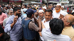 ইসলামী ব্যাংকের সামনে বিক্ষোভ, পুলিশের টিয়ারশেল