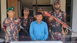যশোরে ১ কেজির বেশি সোনা জব্দ, ‘পাচারকারী’ আটক
