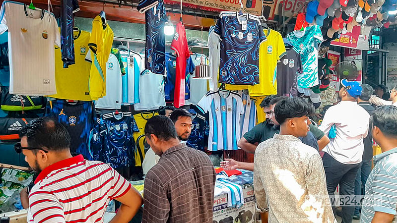 প্রিয় দলের জার্সিতে নিজের নাম লেখানোর ধুম!