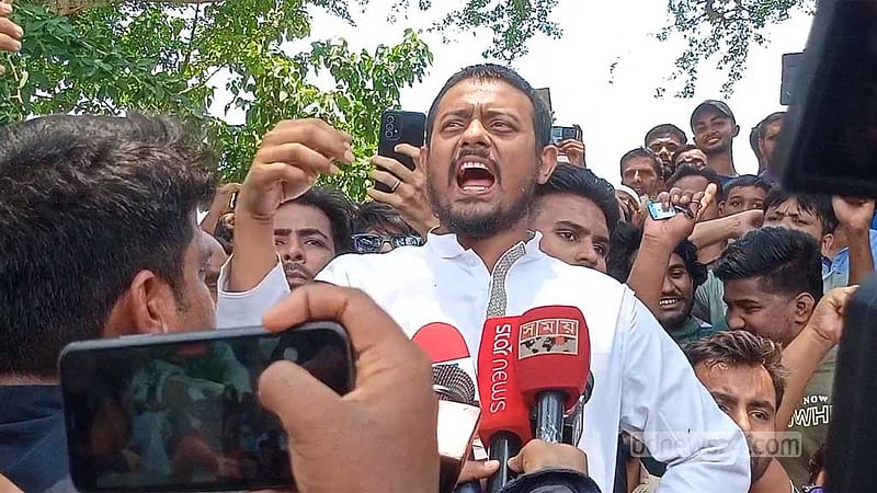 বেনাপোল সীমান্তে নাসীরুদ্দীন পাটওয়ারীর ‘গাড়িতে ইট’, ভাঙল কাঁচ
