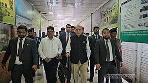 ভারত ও বাংলাদেশের মানুষকে আলাদা ভাবছি না: বেনাপোলে দীনেশ ত্রিবেদী
