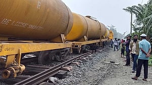 ঝিনাইদহে তেলবাহী ট্রেন লাইনচ্যুত, খুলনার সঙ্গে উত্তরের যোগাযোগ বন্ধ