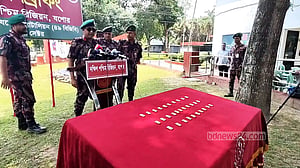 যশোরে প্রাইভেট কার থেকে স্বর্ণের ৩১টি বারসহ আটক ২