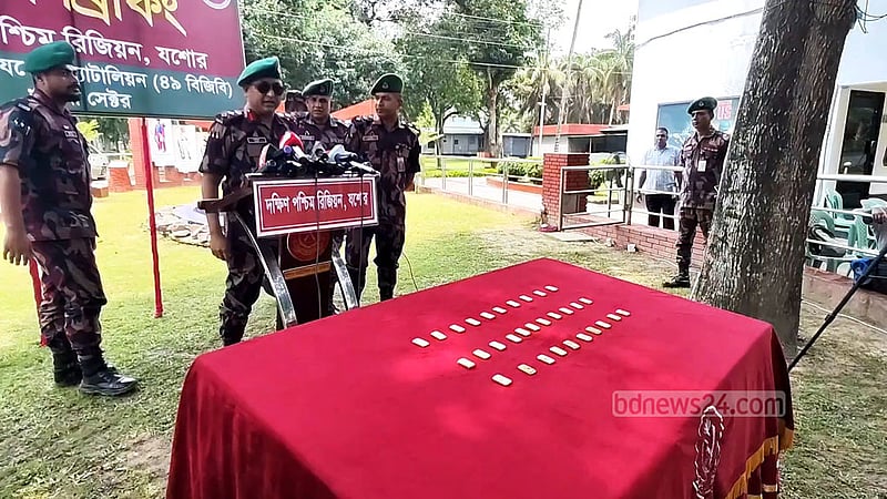 যশোরে প্রাইভেট কার থেকে স্বর্ণের ৩১টি বারসহ আটক ২