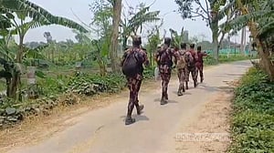 পাঁচবিবি সীমান্তে বিএসএফের কাঁটাতারের বেড়া দেওয়ার চেষ্টা, বিজিবির বাধা