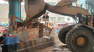 জুরাইন-শ্যামপুরের সড়কে উচ্ছেদ অভিযান, জরিমানা