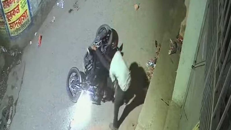 চলন্ত বাইকের চালককে ইটের আঘাত, গ্রেপ্তার ১