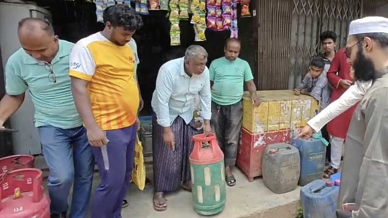 খাগড়াছড়িতে সিলিন্ডারে গ্যাসের বদলে পানি, ২ প্রতিষ্ঠানকে জরিমানা