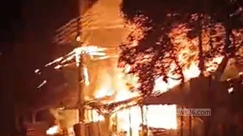 খাগড়াছড়িতে পুড়ল খাবার হোটেল ও জ্বালানি তেলের দোকান