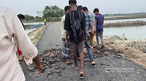 ঢালাইয়ের ৩ দিনেই উঠে যাচ্ছে সড়কের পিচ, কাজ বন্ধ করে দিলেন এলাকাবাসী