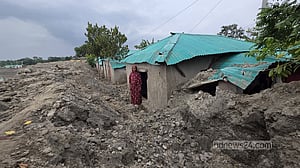 খুলনায় নদী খননের মাটিতে চাপা পড়ছে শতাধিক গৃহহীনের স্বপ্ন