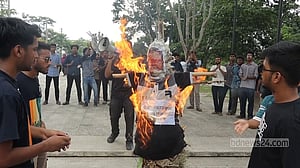খুলনা বিশ্ববিদ্যালয় শিক্ষকের বিরুদ্ধে যৌন হয়রানির অভিযোগ, কুশপুতুল দাহ