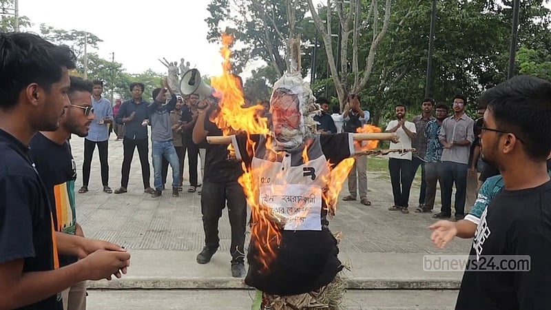 খুলনা বিশ্ববিদ্যালয় শিক্ষকের বিরুদ্ধে যৌন হয়রানির অভিযোগ, কুশপুতুল দাহ