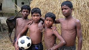 আদিবাসী পল্লী: অভাবের আঙিনায় ফুটবলের রঙ