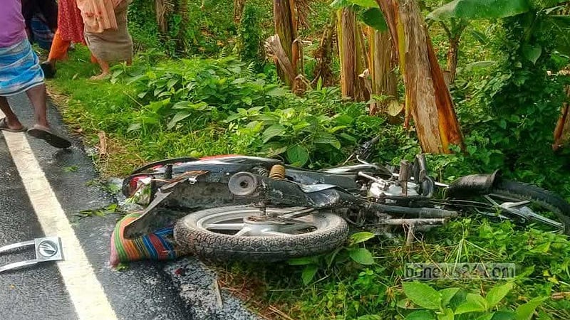 রাজারহাটে পিকআপের সঙ্গে মোটরসাইকেলের সংঘর্ষে বাবা-ছেলে নিহত