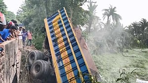 কুষ্টিয়ায় পাথর বোঝাই ট্রাক উল্টে সহকারী ও চালক নিহত