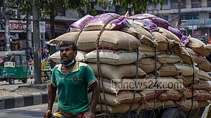 চালের রেকর্ড মজুদে ‘দাম না কমলেও বাড়েনি, এটাই ভালো দিক’