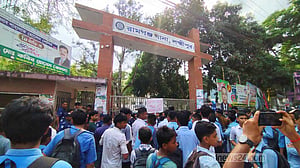 লক্ষ্মীপুরে ছাত্রাবাসে শিক্ষার্থী ‘হত্যার’ বিচার চেয়ে ফের থানা ঘেরাও