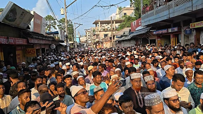 মা ও তিন মেয়ে খুন: লক্ষ্মীপুরে জানাজা শেষে লাশ নেওয়া হল কুমিল্লায়